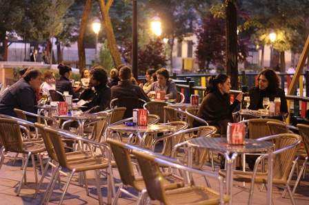 Las asociaciones vecinales exigen que se paralice la ampliación del horario de terrazas y piden un estudio de impacto ambiental