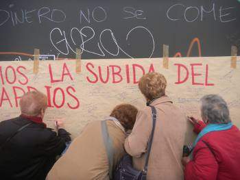 Las asociaciones vecinales llevan al Ayuntamiento un papelógrafo contra el catastrazo de Gallardón