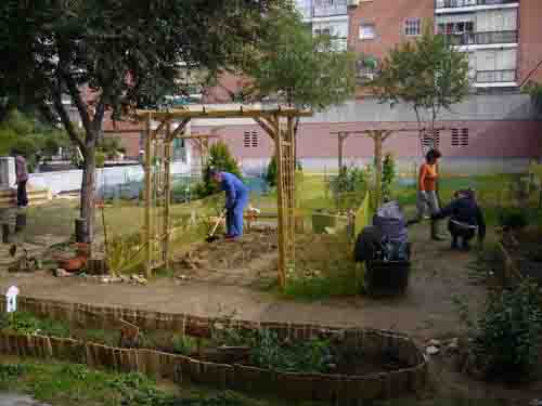 Las asociaciones vecinales siembran la idea de promover huertos urbanos comunitarios