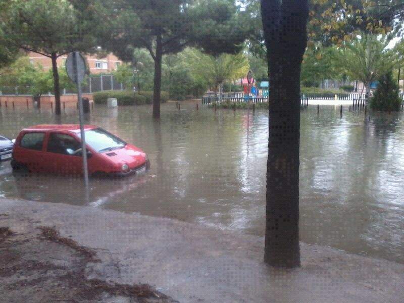 Las lluvias vuelven a poner de manifiesto la necesaria reforma de la avenida de Los Rosales