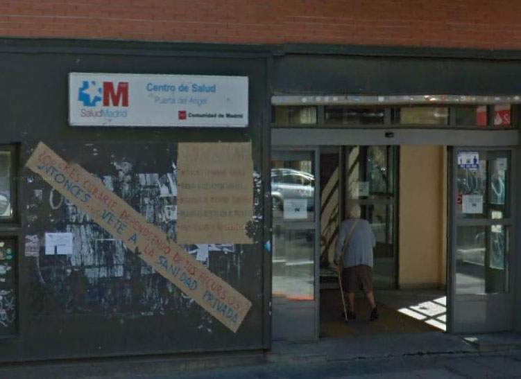 Latina denuncia las consecuencias de la clausura de parte del centro de salud Puerta del Ángel
