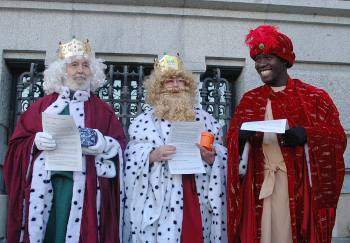 Los Reyes Magos de los barrios de Madrid llevan carbón a Cibeles