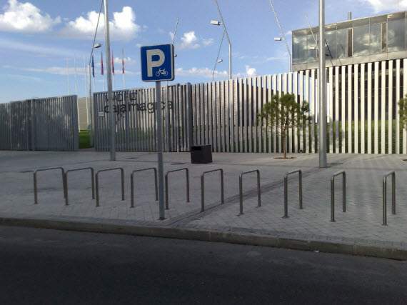 Los espectadores del Mutua Madrid Open de Tenis inundan de coches mal aparcados el barrio de San Fermín