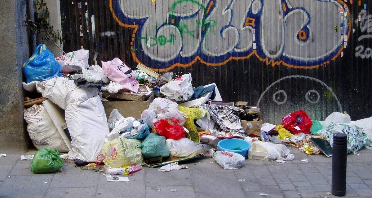 Los vecinos del barrio de Universidad, hartos de la suciedad