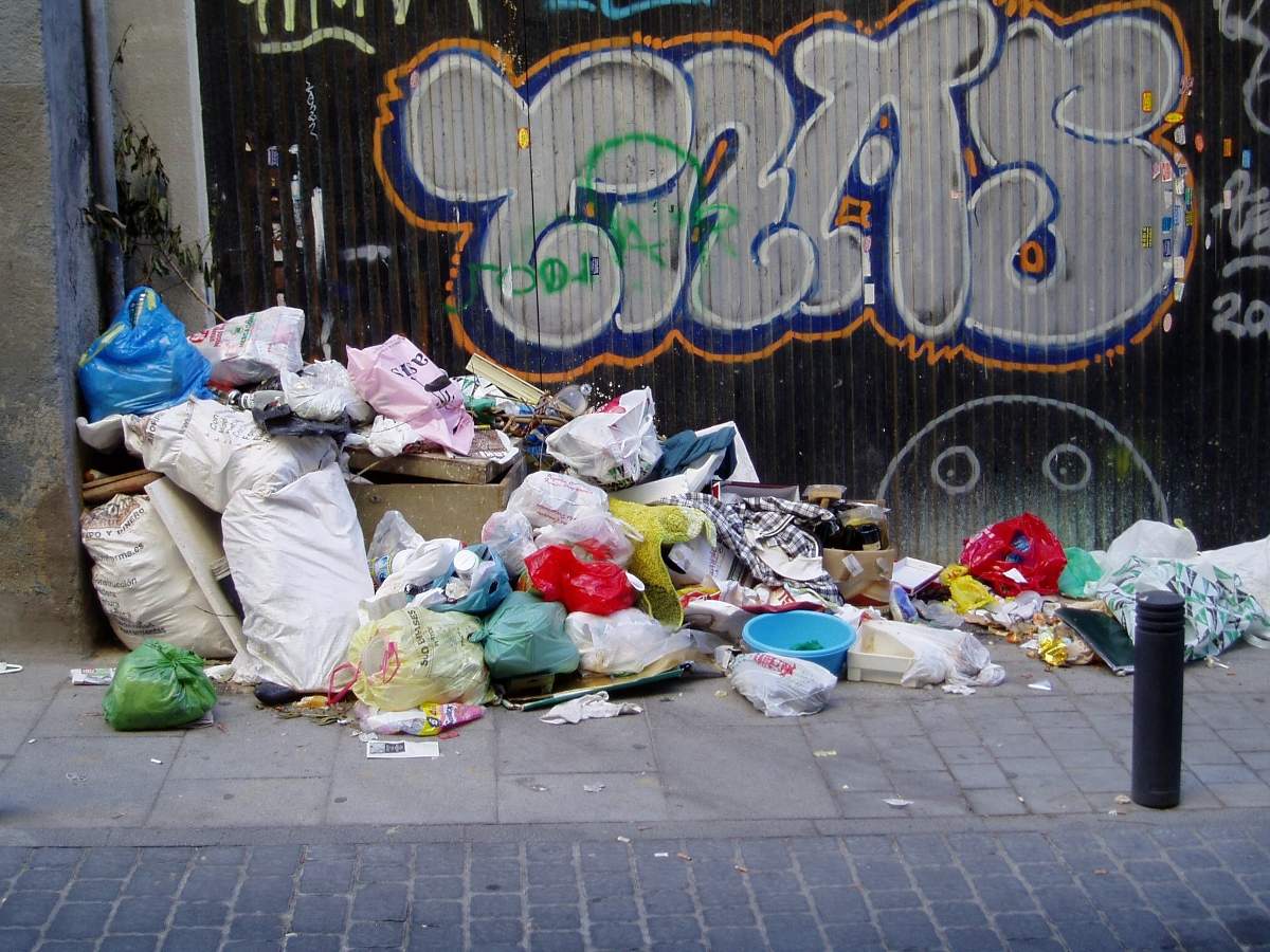 Los vecinos del barrio de Universidad, hartos de la suciedad