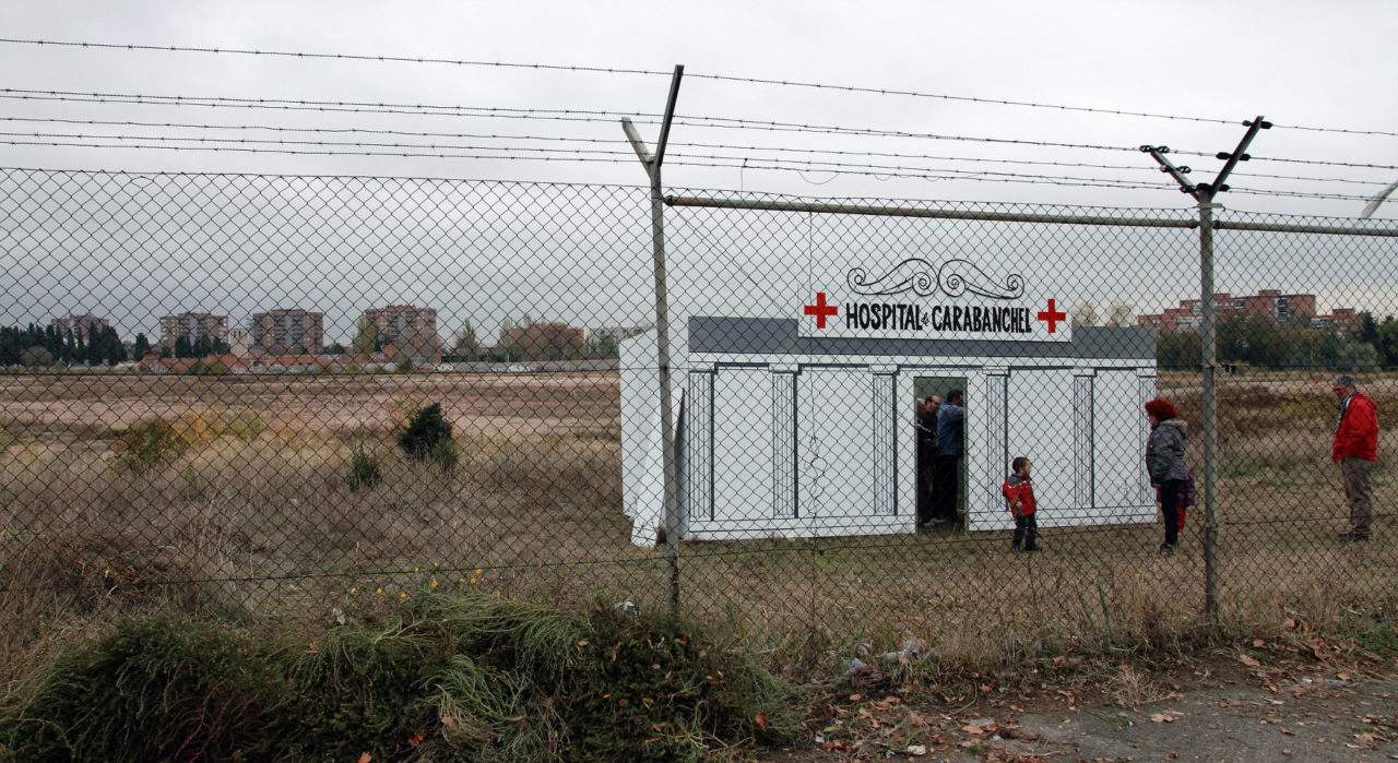 Los vecinos ”inauguran” un hospital en los terrenos de la antigua cárcel de Carabanchel