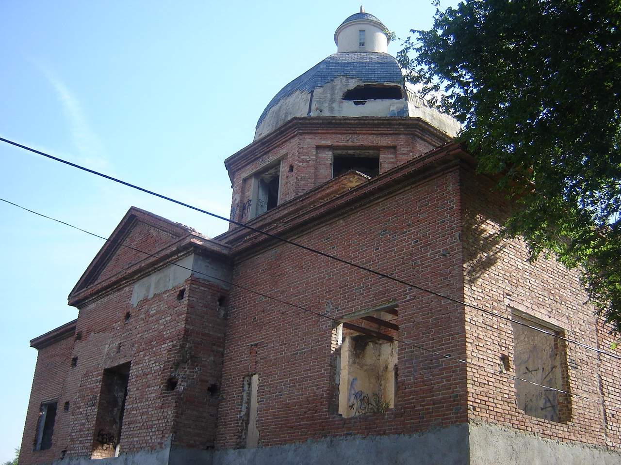 Los vecinos recuperan la ”iglesia rota” de Orcasitas