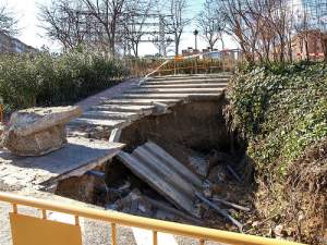 Los vecinos repararán los baches de Aluche ante la desidia municipal