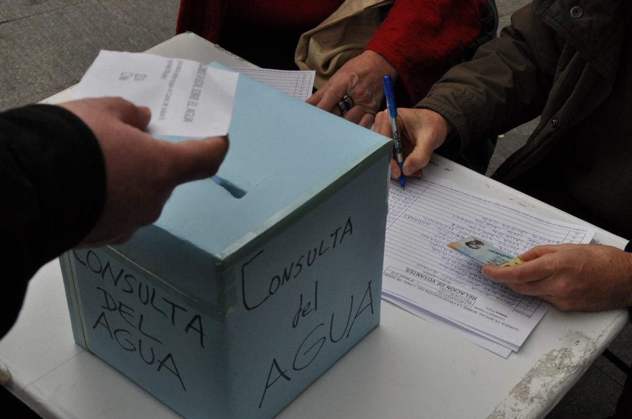 Mas de 165.000 personas claman contra la privatizacion del Canal de Isabel II