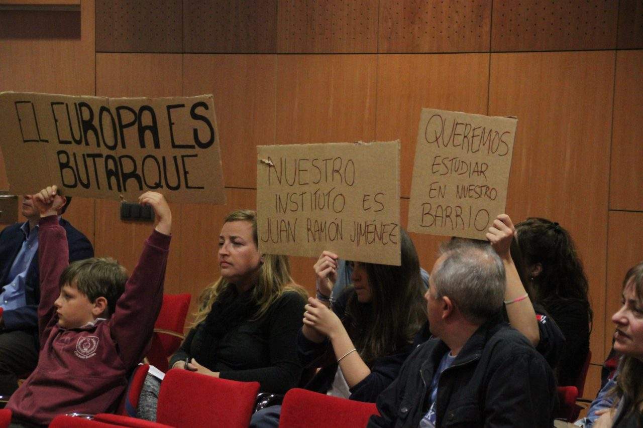 Medio centenar de alumnos de secundaria se queda sin plaza en Butarque (Villaverde) por la mala previsión de la Consejería