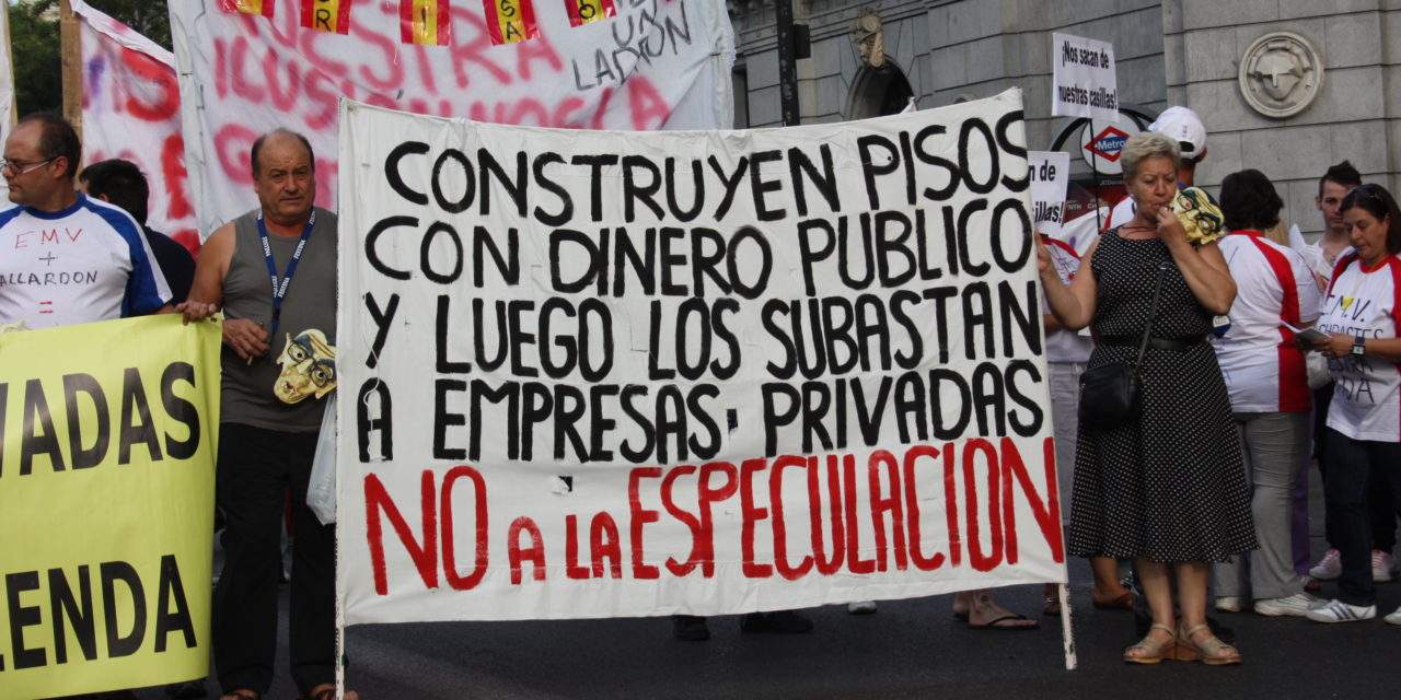 Miles de personas se manifiestan contra la venta de viviendas públicas de la EMVS