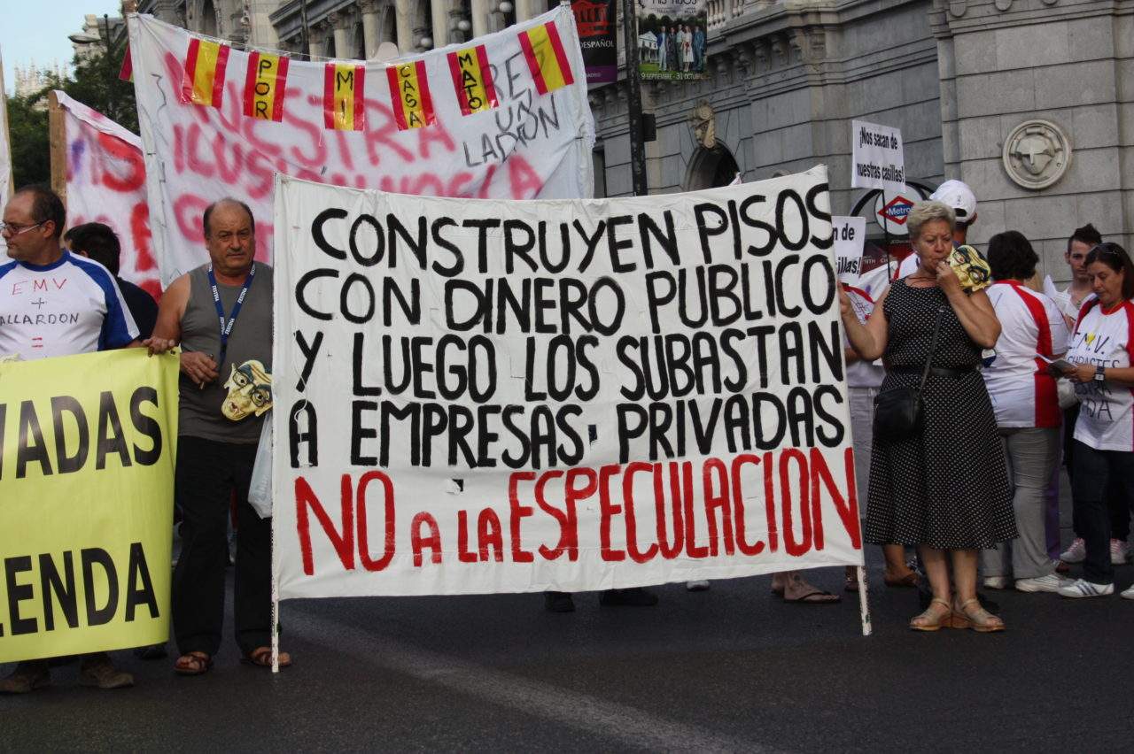 Miles de personas se manifiestan contra la venta de viviendas públicas de la EMVS