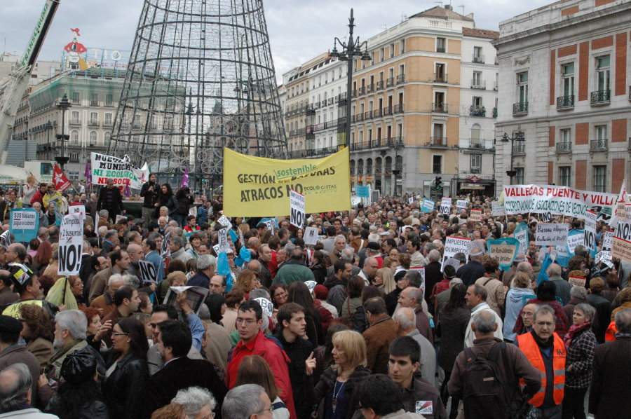 Miles de vecinos piden la retirada de la tasa de la basura en la Puerta del Sol