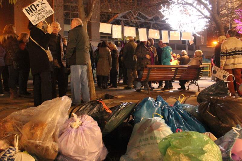 Ocho distritos de Madrid protestan contra la suciedad y los recortes municipales