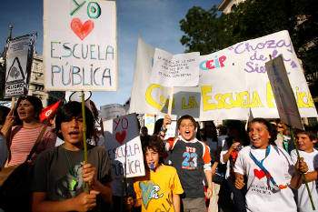 Profesores, AMPAs y alumnos de Vallecas se unen contra el “creciente abandono” de la educación pública