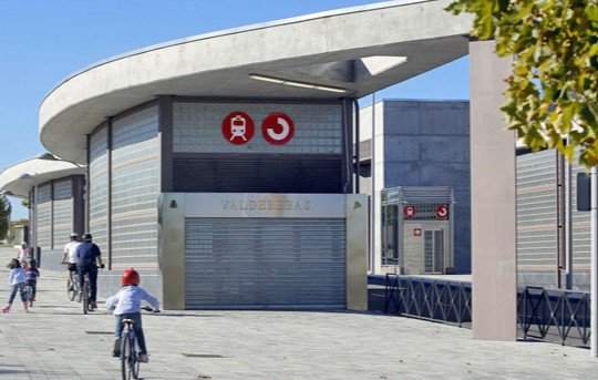 Quien la sigue la consigue: Valdebebas festeja la apertura de su estación de Cercanías