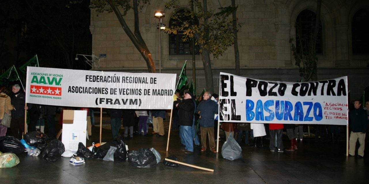 Representantes vecinales se concentran contra los recortes aplicados por el Ayuntamiento