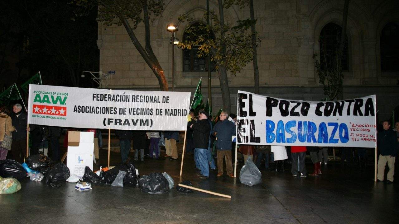 Representantes vecinales se concentran contra los recortes aplicados por el Ayuntamiento