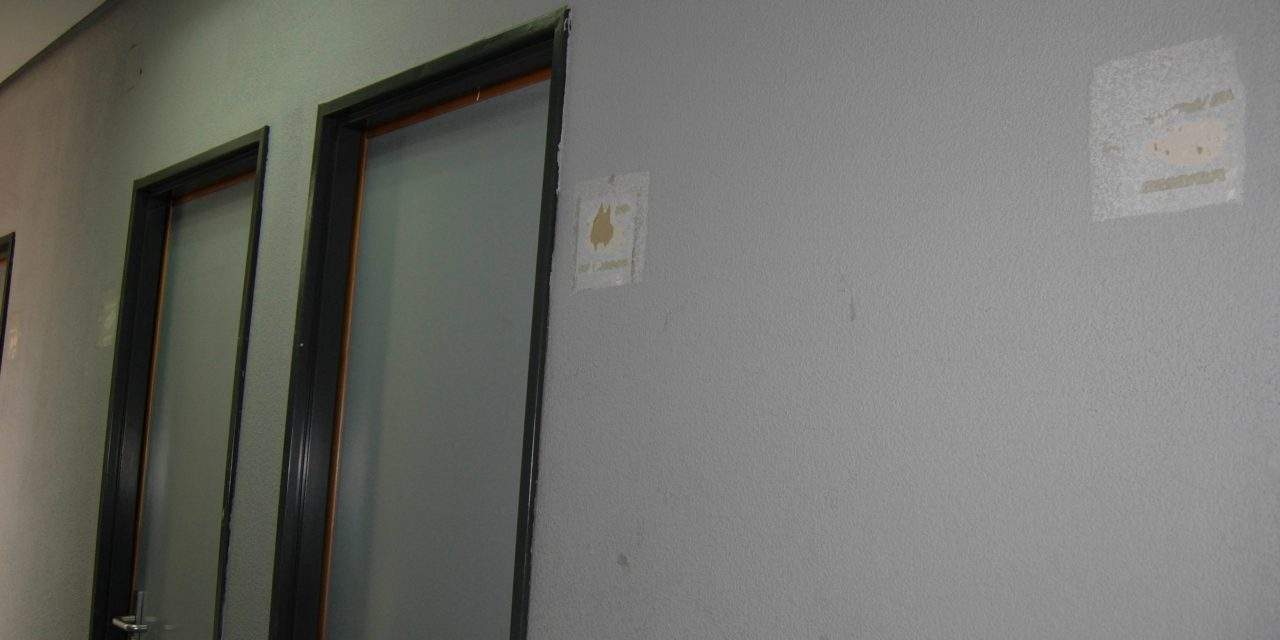 Seis de los siete aseos del centro de salud de Canillejas, clausurados desde hace un año y medio