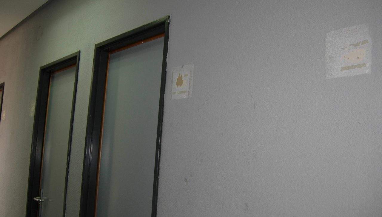 Seis de los siete aseos del centro de salud de Canillejas, clausurados desde hace un año y medio