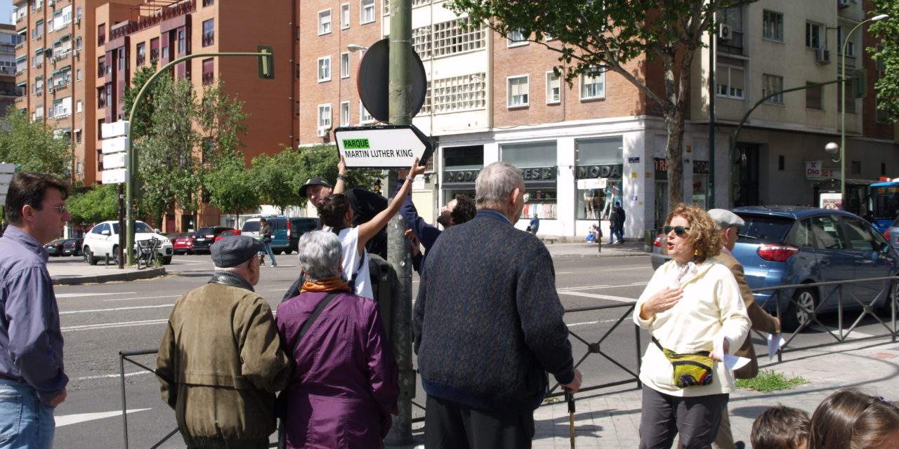 Siete años después de su inauguración, los vecinos de Adelfas señalizan el parque Martin Luther King