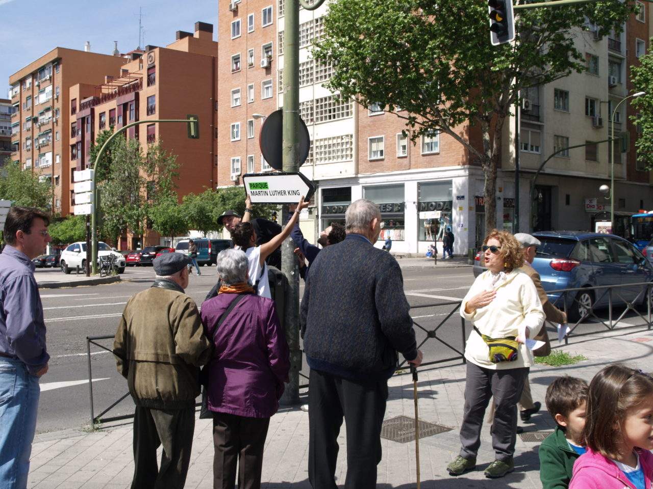 Siete años después de su inauguración, los vecinos de Adelfas señalizan el parque Martin Luther King
