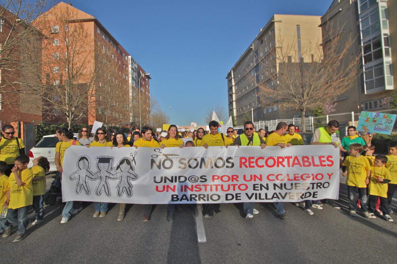 Una cadena humana exigirá este jueves la construcción del Ausias March y el IES Butarque