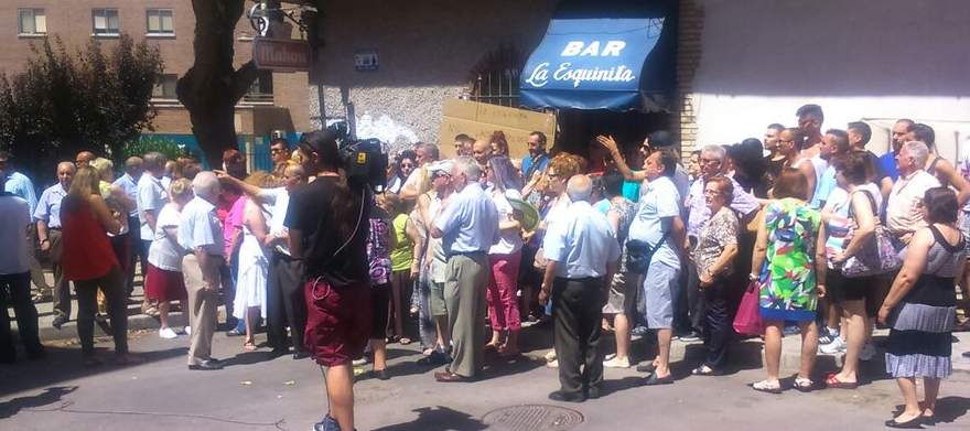 Una concentración vecinal consigue paralizar el desahucio del bar La Esquinita
