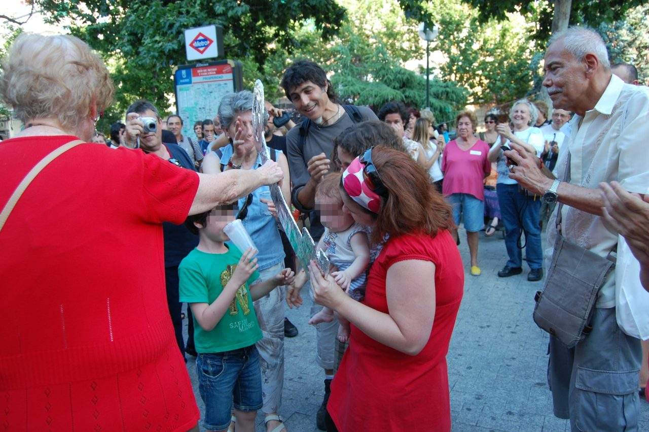 Valle Inclán entrega las llaves de su local a sus vecinos