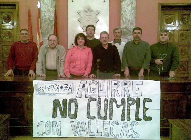 Vallecas comienza con un encierro una serie de movilizaciones para exigir al Gobierno regional el pago de 135.000 euros