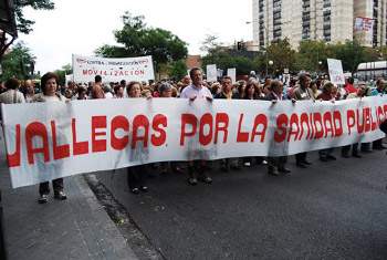 Vallecas sale a la calle para impedir nuevos recortes en el hospital Virgen de la Torre y reclamar un acceso directo al Infanta Leonor