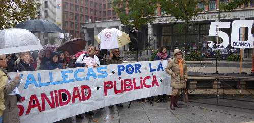 Varios cientos de personas dan vida a la 50ª Marea Blanca por la sanidad pública