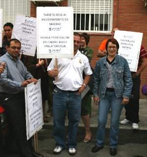 Vecinos de Orcasur (Usera) reciben al alcalde con una protesta contra la privatización del campo de fútbol Maris Stella