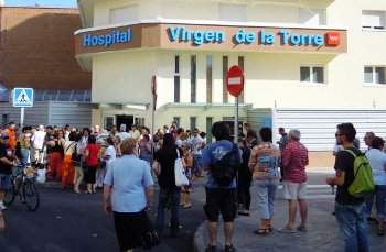 Vecinos de Villa de Vallecas reclaman el mantenimiento del servicio de radiología en el Virgen de la Torre y un acceso al Infanta Leonor