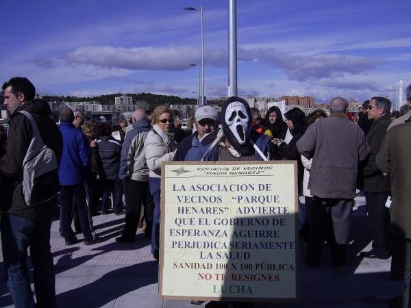 Vecinos y alcaldes reclaman más medios humanos y materiales en el hospital del Henares