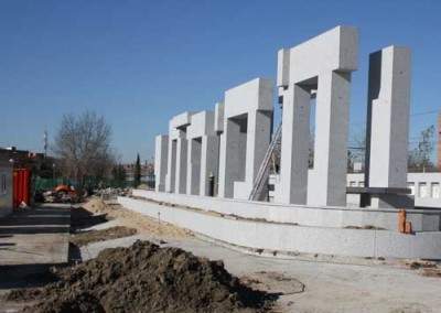 Vecinos y familiares de las víctimas del 11-M lamentan que el Ayuntamiento inaugure el monumento a los fallecidos sin contar con ellos