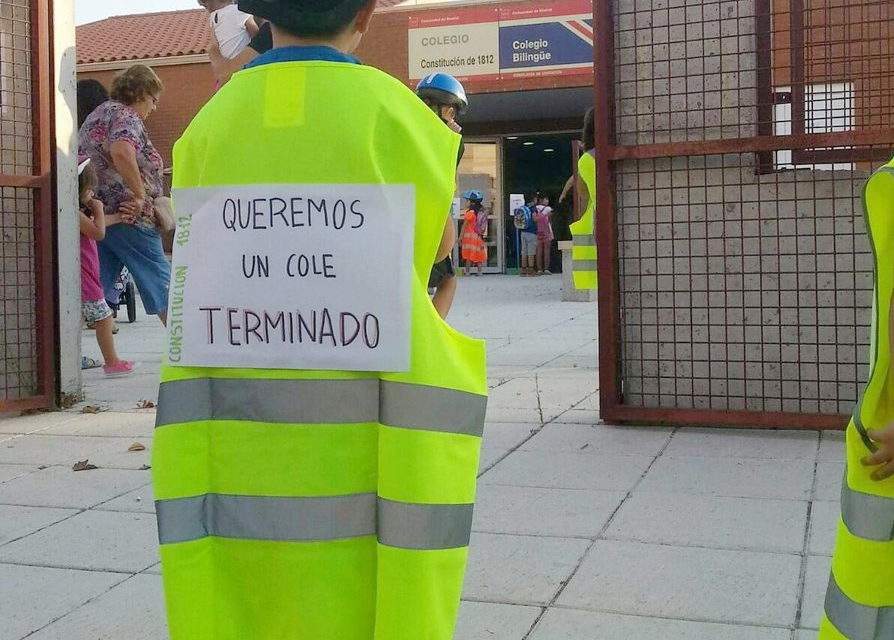 Vuelta al cole con casco de obra y chaleco reflectante