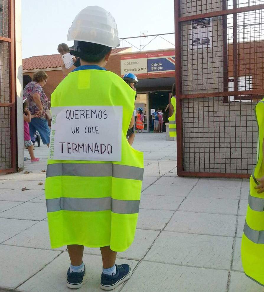 Vuelta al cole con casco de obra y chaleco reflectante