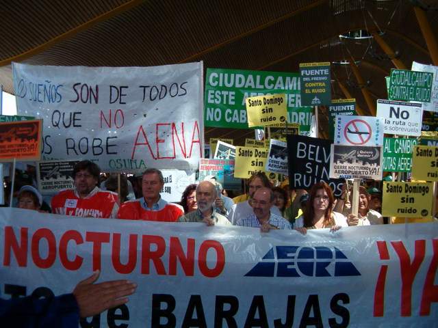Cientos de vecinos claman por el cierre nocturno del aeropuerto de Barajas