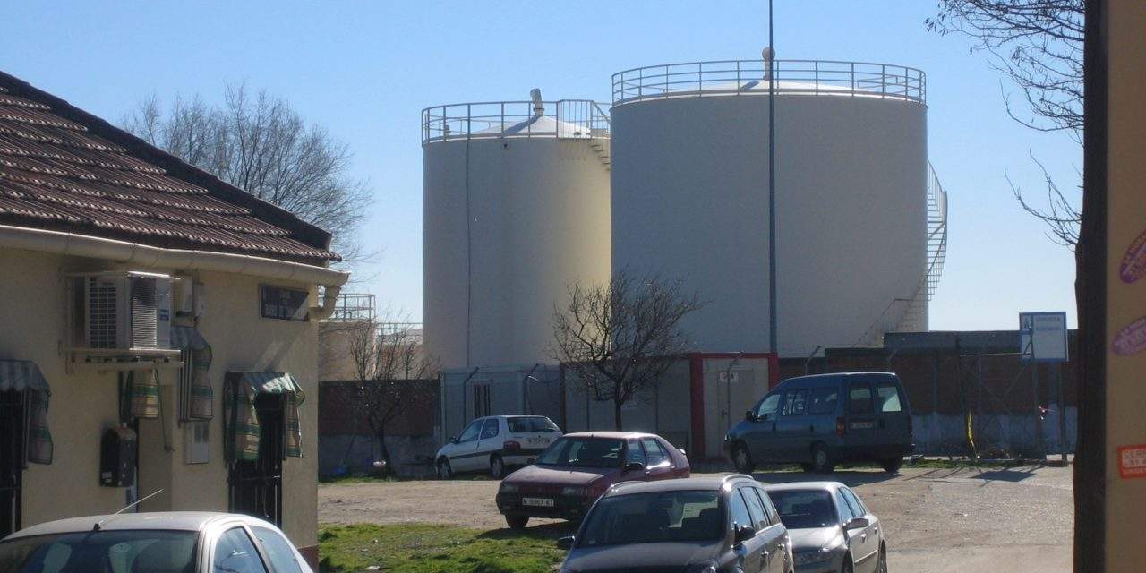 El traslado de los depósitos de queroseno llegará a la Asamblea de Madrid y el Senado