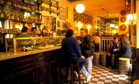La FRAVM y los vecinos de Centro insisten en la reducción del horario de cierre de los bares