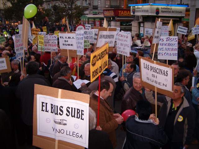 Las asociaciones de vecinos protestan por la carestía de la vida
