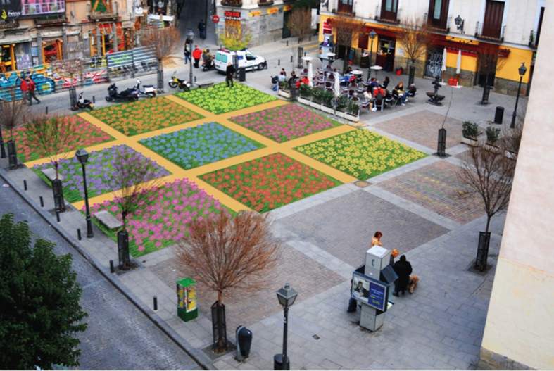 Las vecinas y vecinos de Malasaña participan en el ”reflorecimiento” del barrio