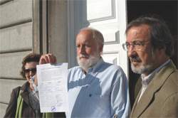 Los vecinos de Alameda de Osuna entregan las primeras 1000 firmas contra la venta de su antigua iglesia