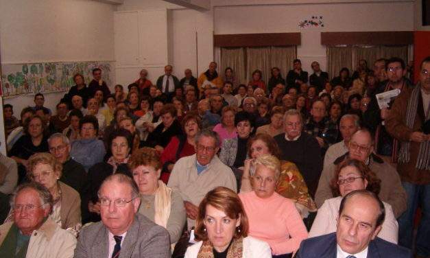 Más de ciento cincuenta vecinos de Santa María de la Cabeza se reúnen en asamblea extraordinaria