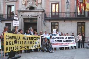 Medio centenar de personas se concentra en la Plaza de la Villa en defensa del patrimonio cultural madrileño