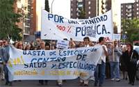 Medio millar de personas marchan en Aluche hasta un solar donde se levantará un centro de salud