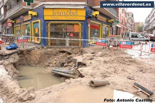 Miles de litros de agua despilfarrados en Villaverde