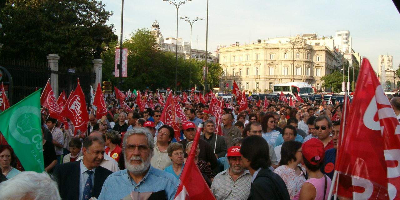 Miles de personas salen a la calle en defensa de la educación pública