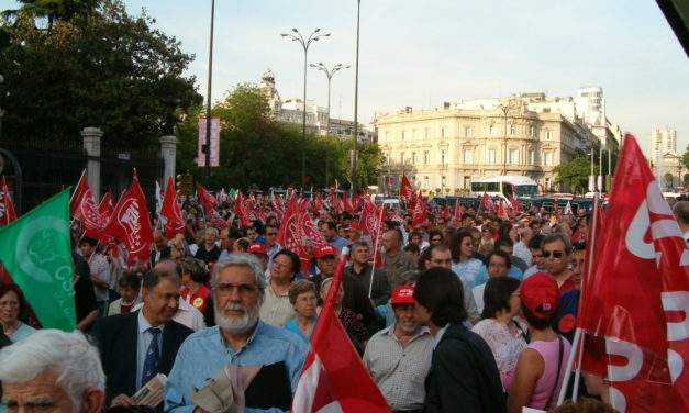 Miles de personas salen a la calle en defensa de la educación pública